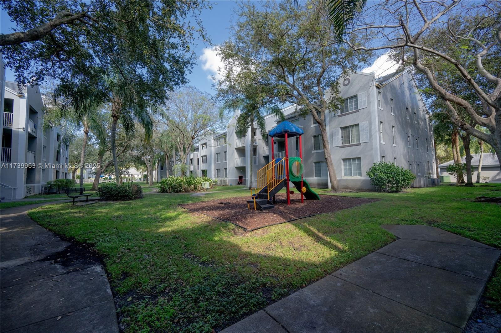 Real estate property located at 11133 8th St #202, Broward, Devonaire Condo At Pembro, Pembroke Pines, FL