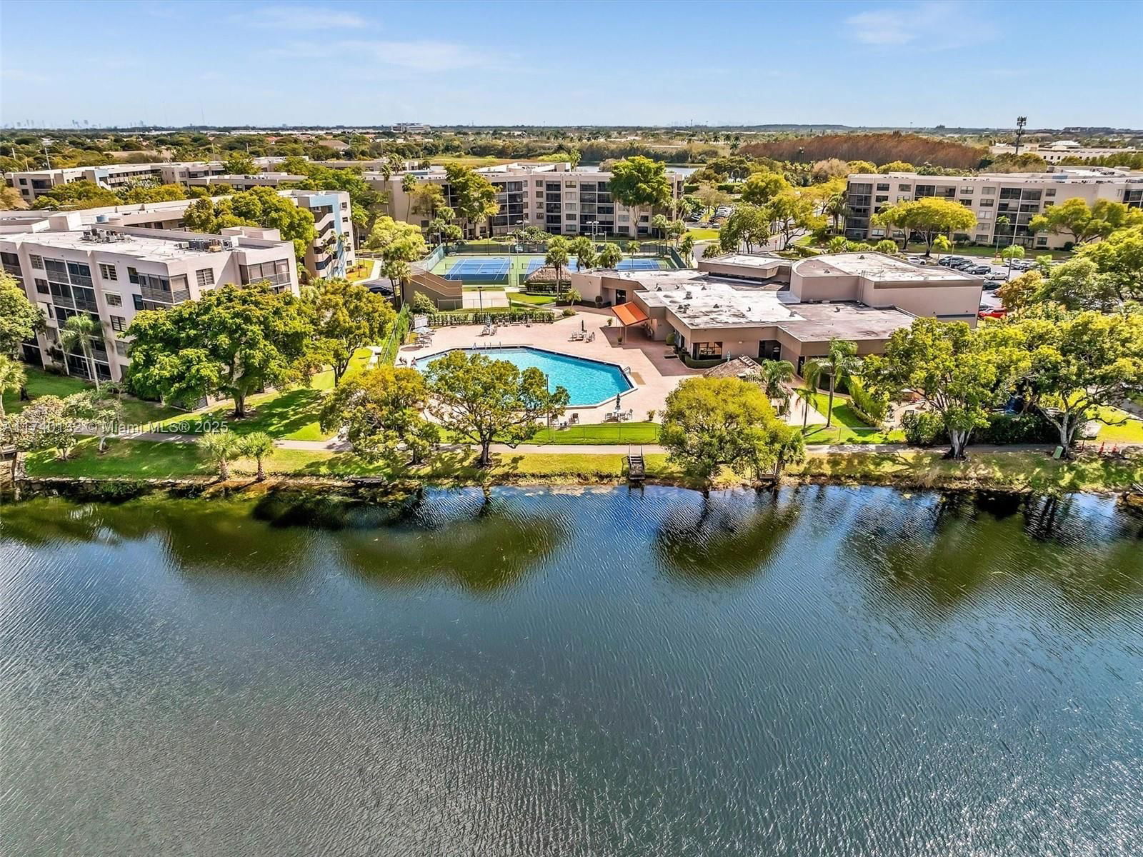 Real estate property located at 901 Colony Point Cir #310, Broward, Colony Point 6 Condo, Pembroke Pines, FL