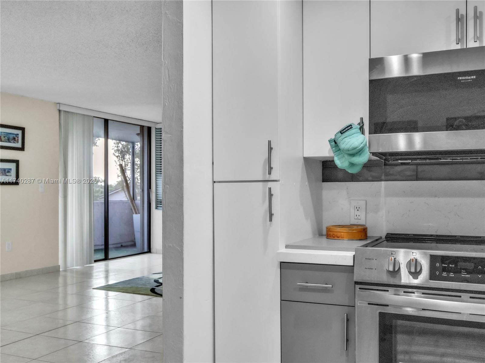 Real estate property located at 10850 Kendall Dr #303, Miami-dade, Kendall Gate Condo, Miami, FL