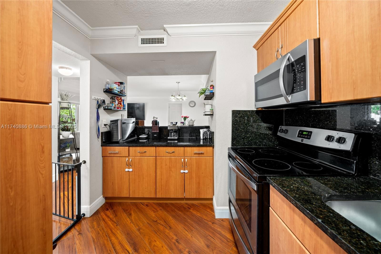 Real estate property located at 10795 108th Ave #303, Miami-dade, Palm Cove Cond, Miami, FL