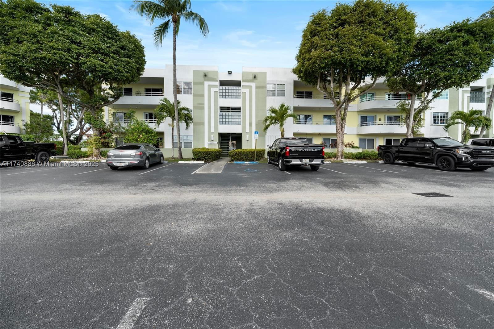 Real estate property located at 10795 108th Ave #303, Miami-dade, Palm Cove Cond, Miami, FL