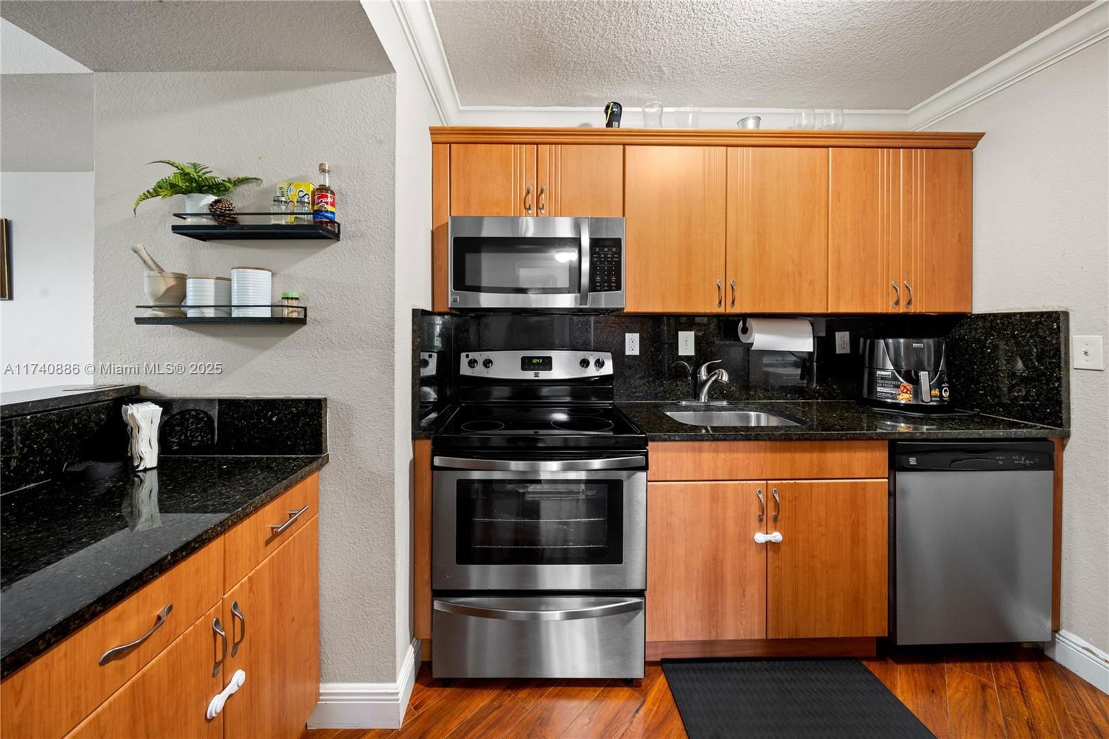 Real estate property located at 10795 108th Ave #303, Miami-dade, Palm Cove Cond, Miami, FL
