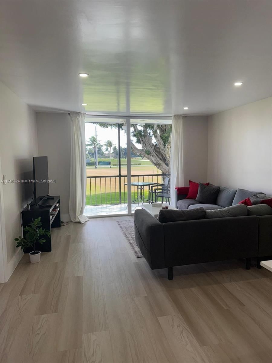 Real estate property located at 9200 Hollybrook Lake Dr #208, Broward, Hollybrook Golf And, Pembroke Pines, FL