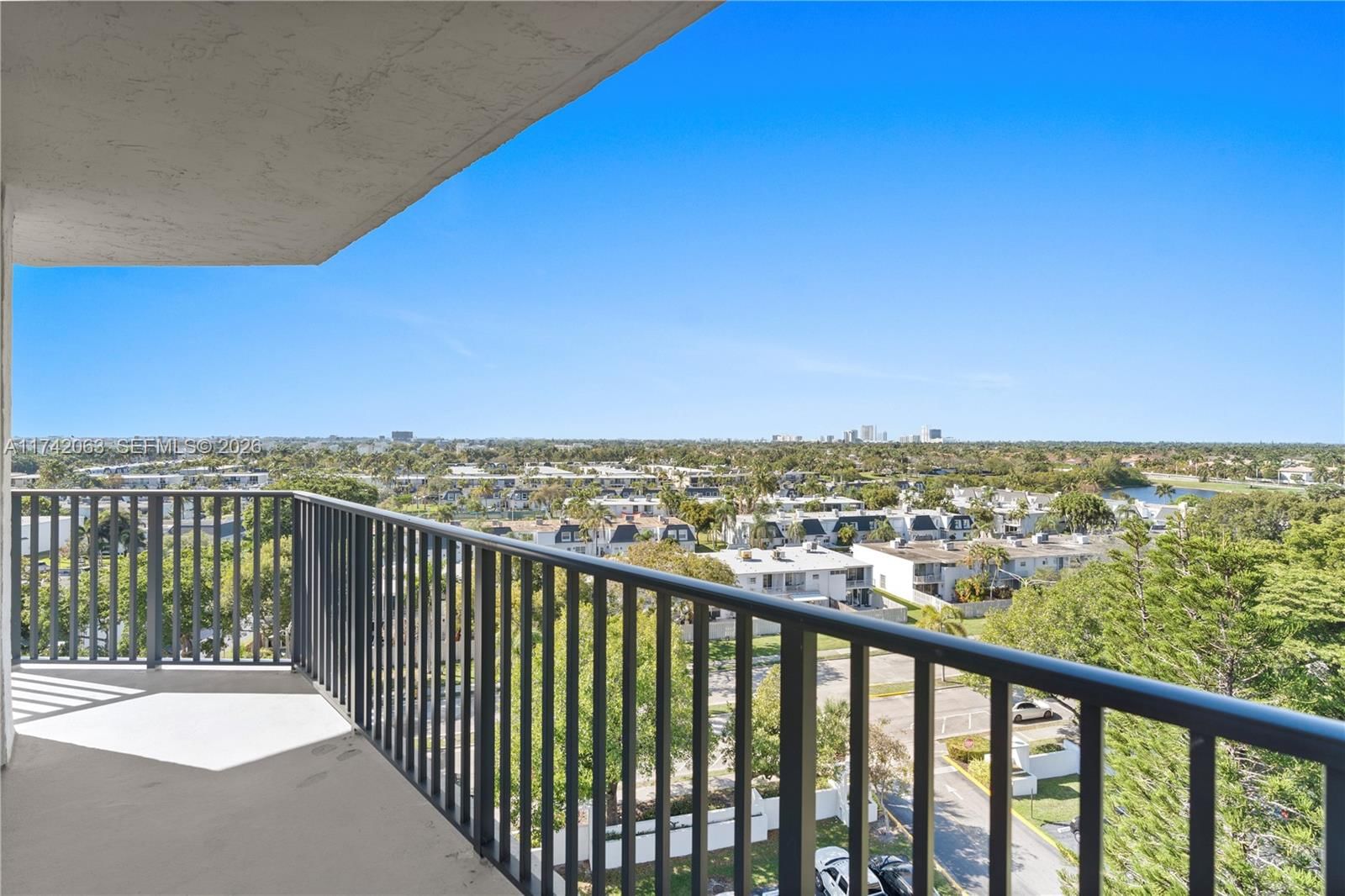 Real estate property located at 800 Parkview Dr #909, Broward, Oceanview Park Condo, Hallandale Beach, FL