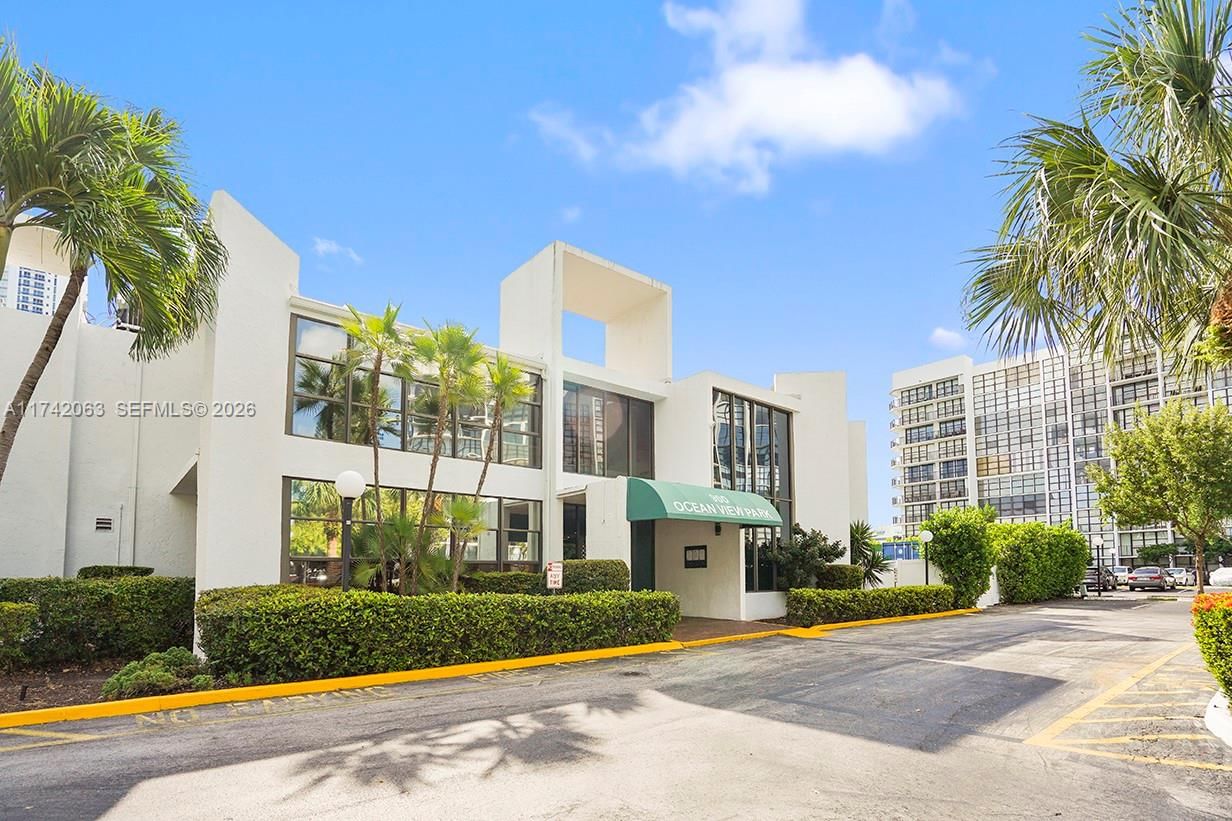 Real estate property located at 800 Parkview Dr #909, Broward, Oceanview Park Condo, Hallandale Beach, FL