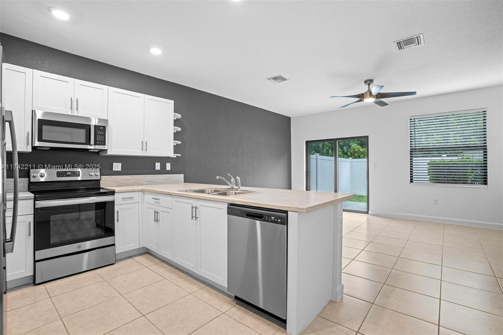 Real estate property located at 11047 32nd Ln, Miami-dade, Aquabella North Replat, Hialeah, FL