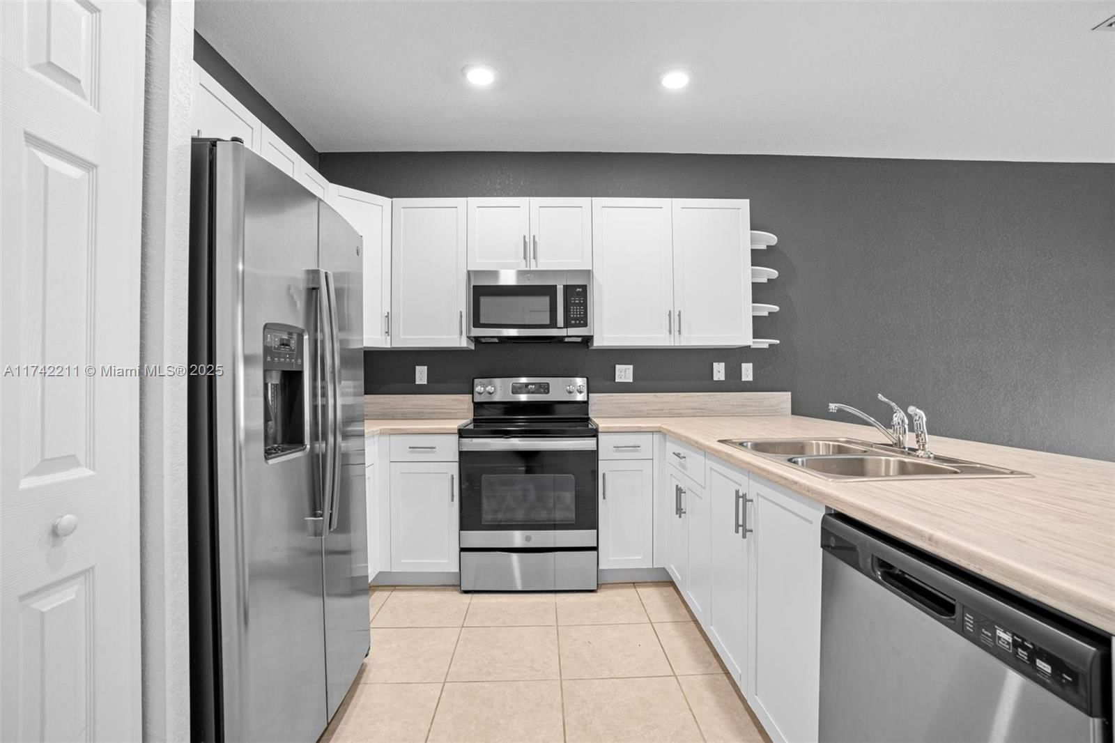 Real estate property located at 11047 32nd Ln, Miami-dade, Aquabella North Replat, Hialeah, FL