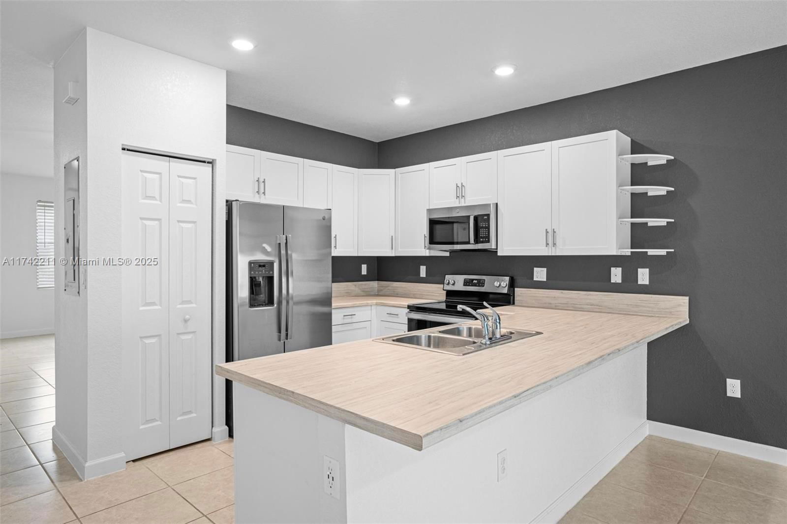 Real estate property located at 11047 32nd Ln, Miami-dade, Aquabella North Replat, Hialeah, FL