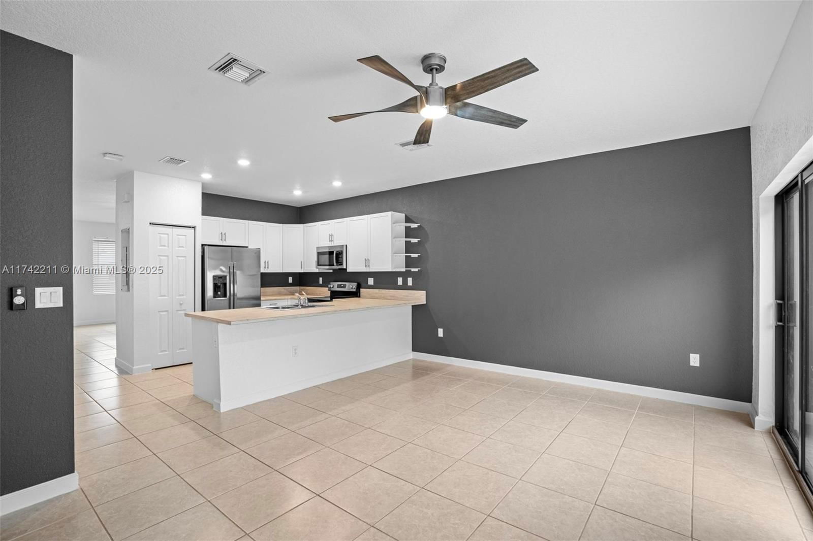 Real estate property located at 11047 32nd Ln, Miami-dade, Aquabella North Replat, Hialeah, FL
