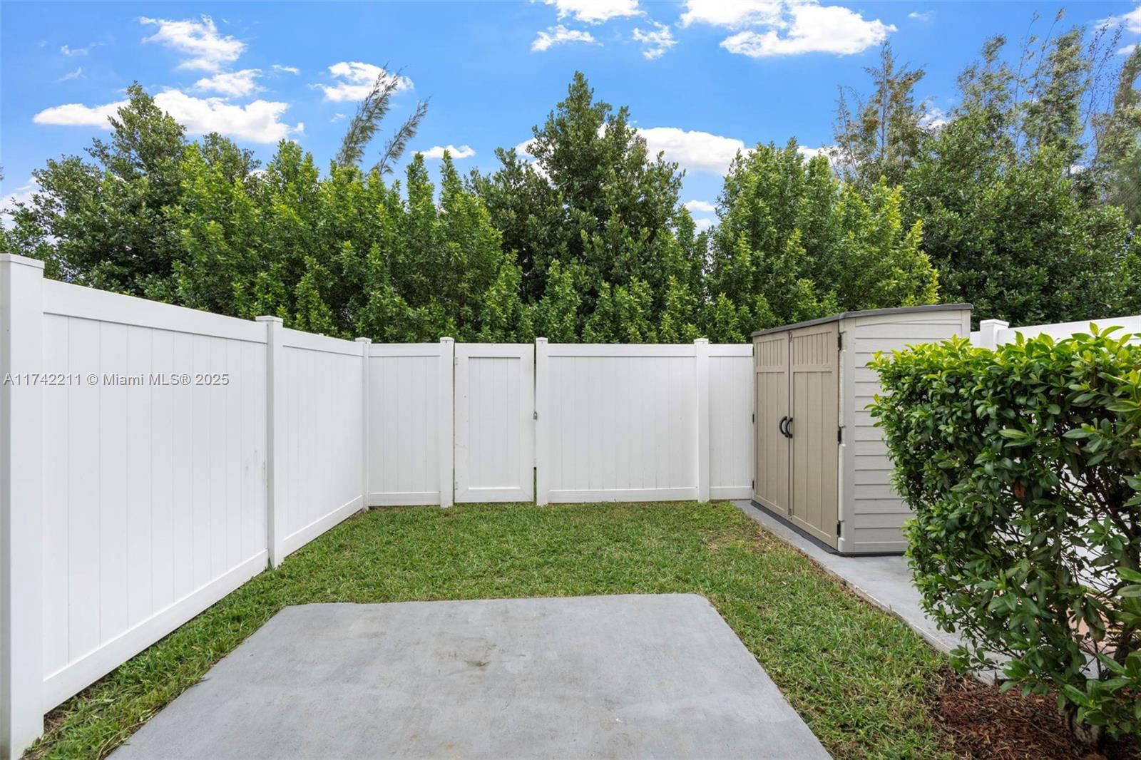 Real estate property located at 11047 32nd Ln, Miami-dade, Aquabella North Replat, Hialeah, FL