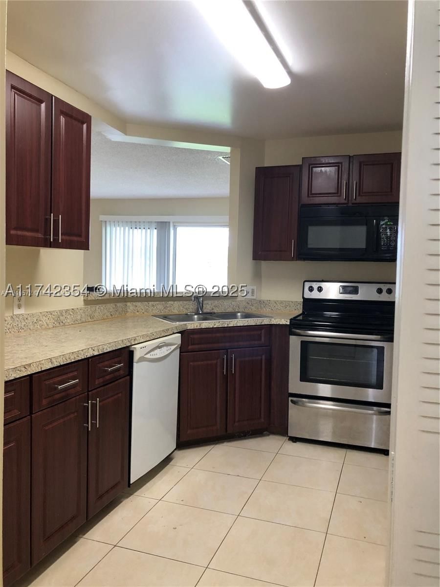 Real estate property located at 3441 44th St #106, Broward, Summer Lake, Oakland Park, FL