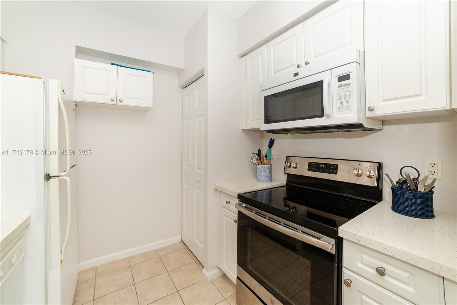 Real estate property located at 17150 Bay Rd #2517, Miami-dade, Porto Bellagio Condo, Sunny Isles Beach, FL