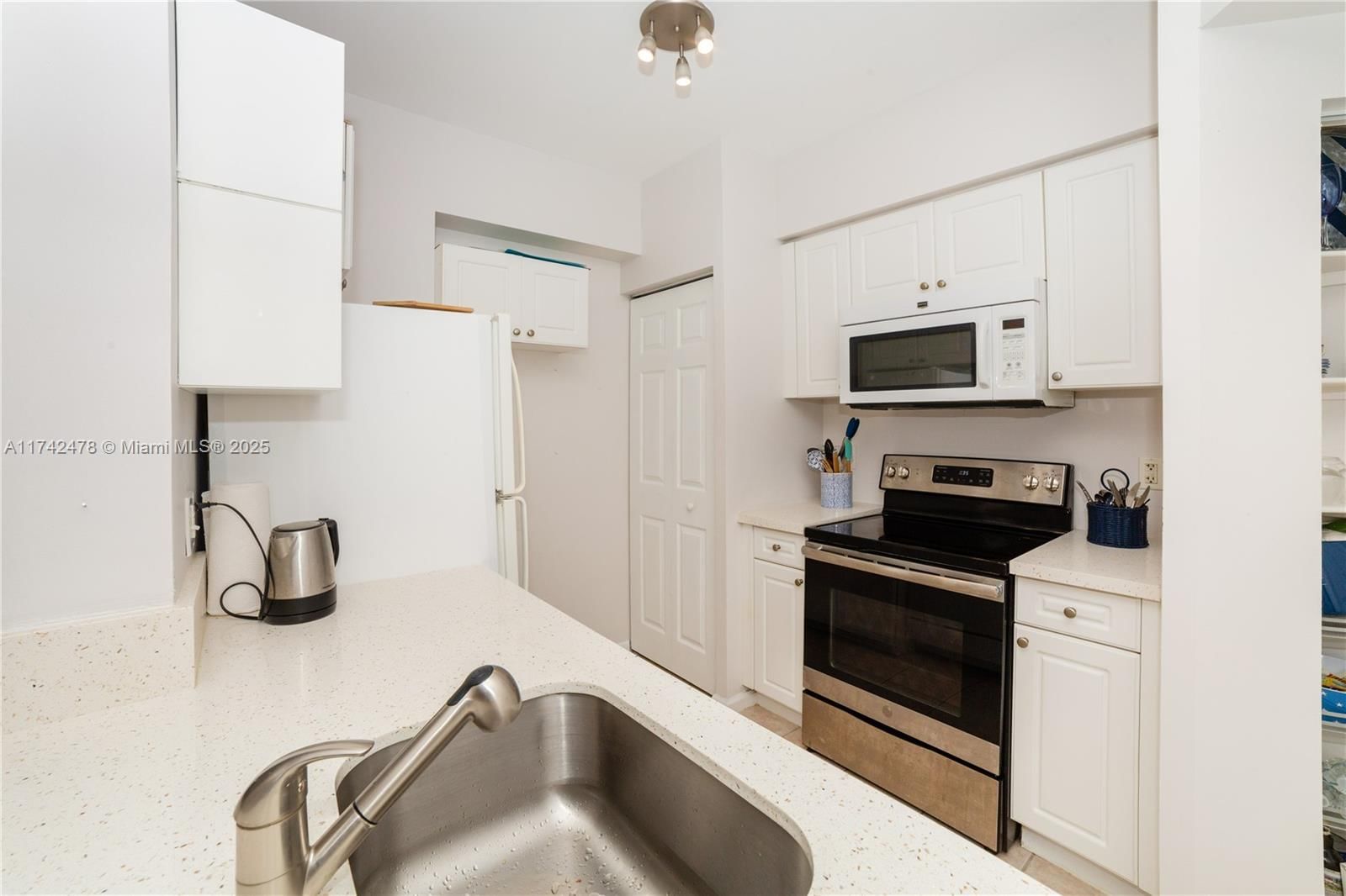 Real estate property located at 17150 Bay Rd #2517, Miami-dade, Porto Bellagio Condo, Sunny Isles Beach, FL