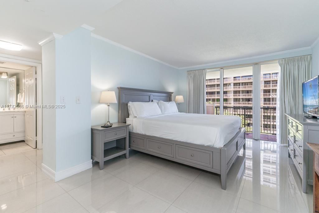 Real estate property located at 2951 Bayshore Dr #907/909, Miami-dade, The Mutiny Condo, Miami, FL