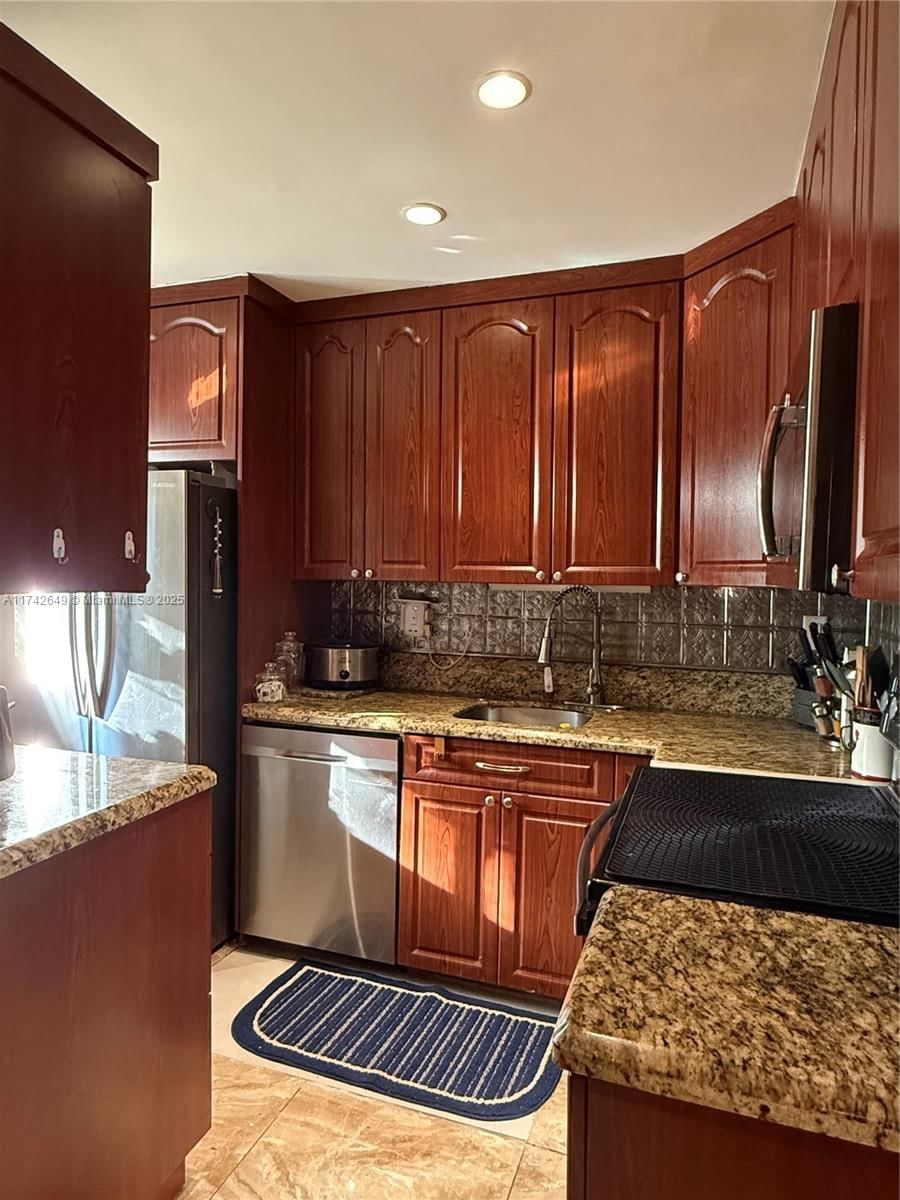 Real estate property located at 3030 68th St #201, Broward, Gardens Condo, Fort Lauderdale, FL