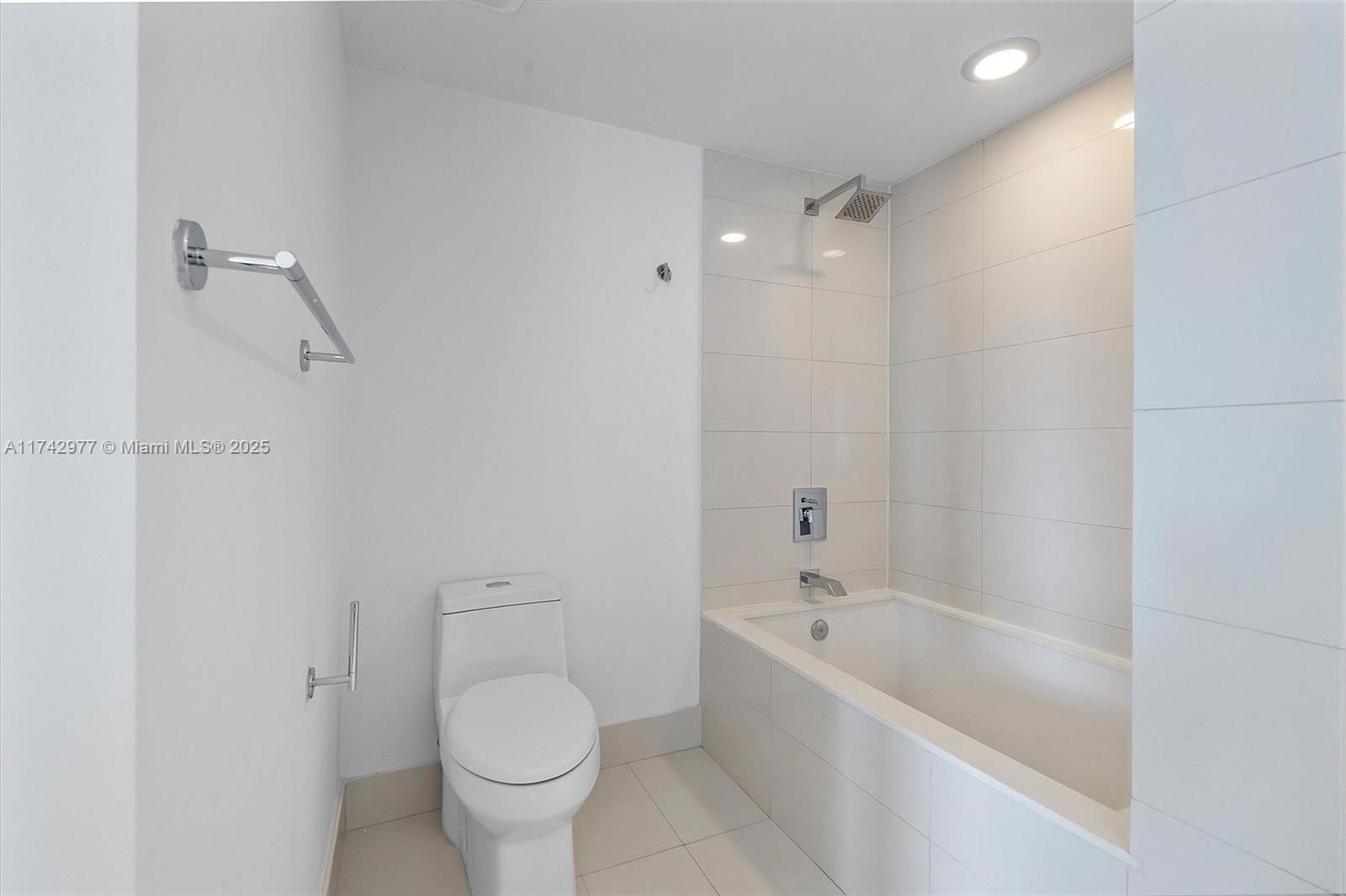 Real estate property located at 1300 Miami Ave #3210, Miami-dade, 1300 S Miami Avenue Condo, Miami, FL