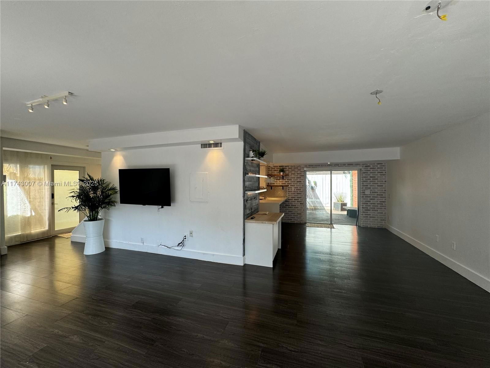 Real estate property located at 15675 84th Ter #906, Miami-dade, South Lake Villas Condo, Miami, FL