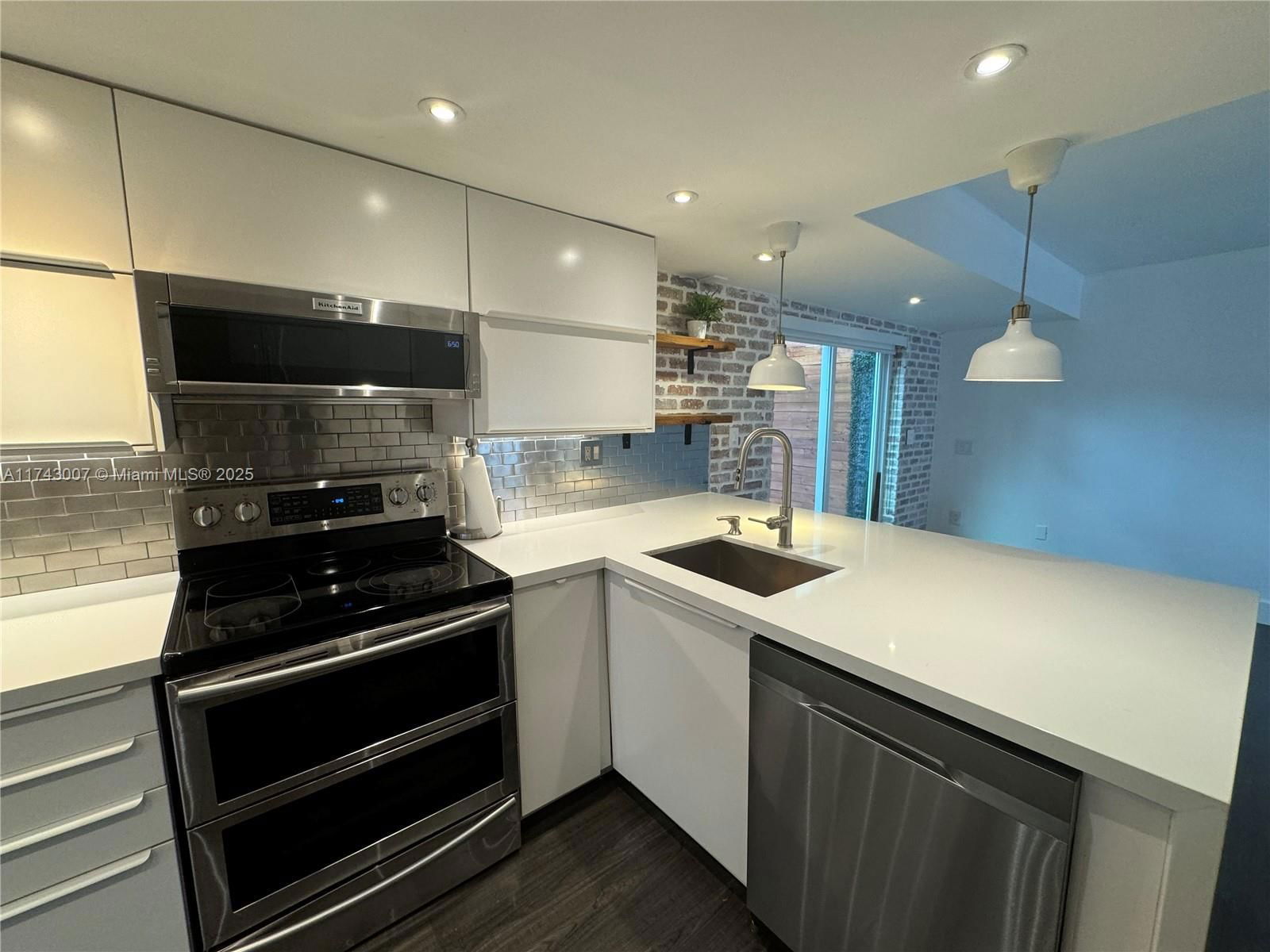 Real estate property located at 15675 84th Ter #906, Miami-dade, South Lake Villas Condo, Miami, FL
