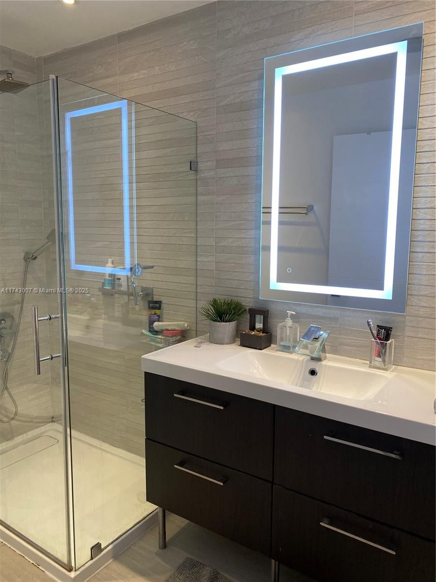 Real estate property located at 15675 84th Ter #906, Miami-dade, South Lake Villas Condo, Miami, FL