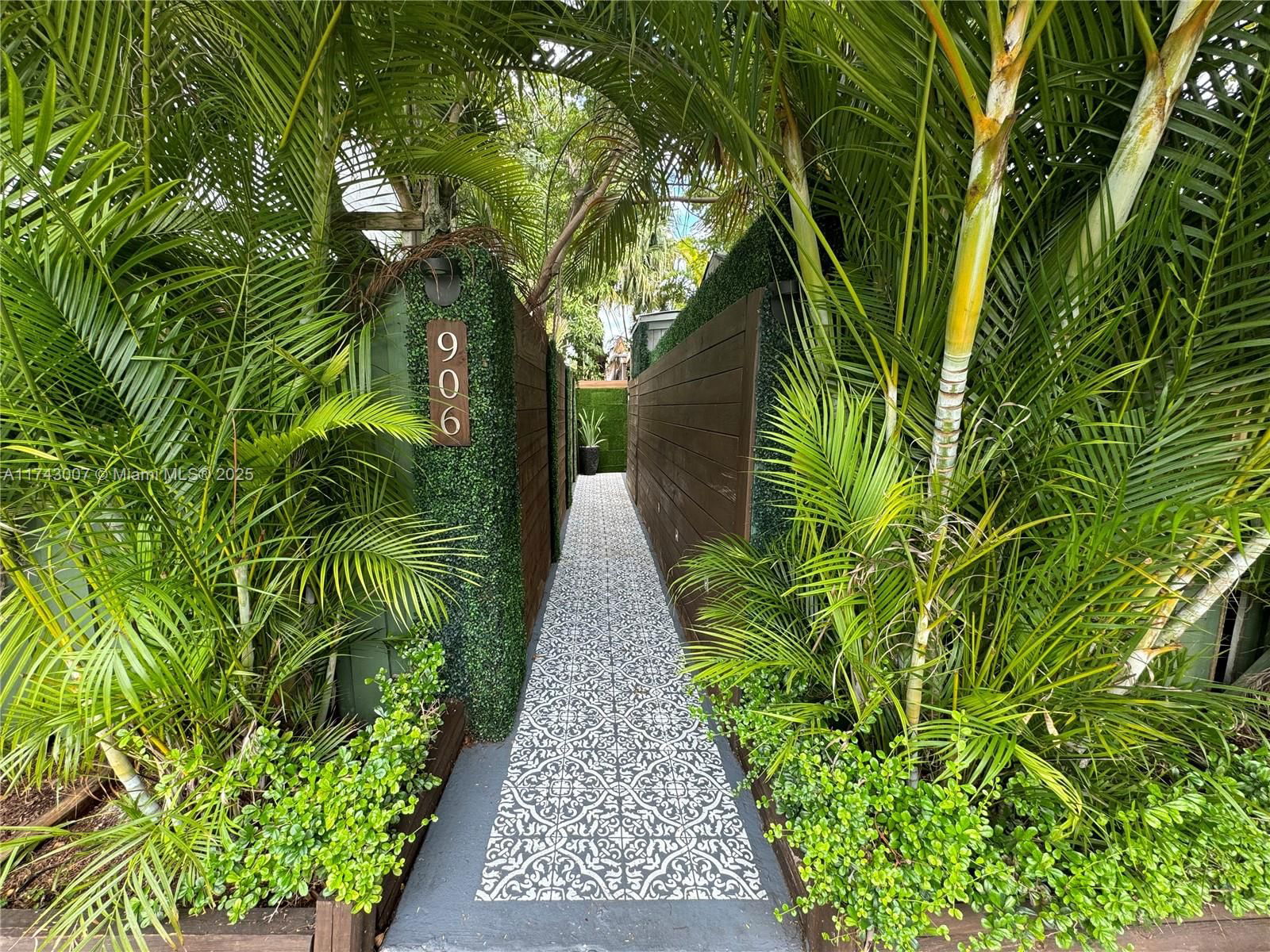 Real estate property located at 15675 84th Ter #906, Miami-dade, South Lake Villas Condo, Miami, FL