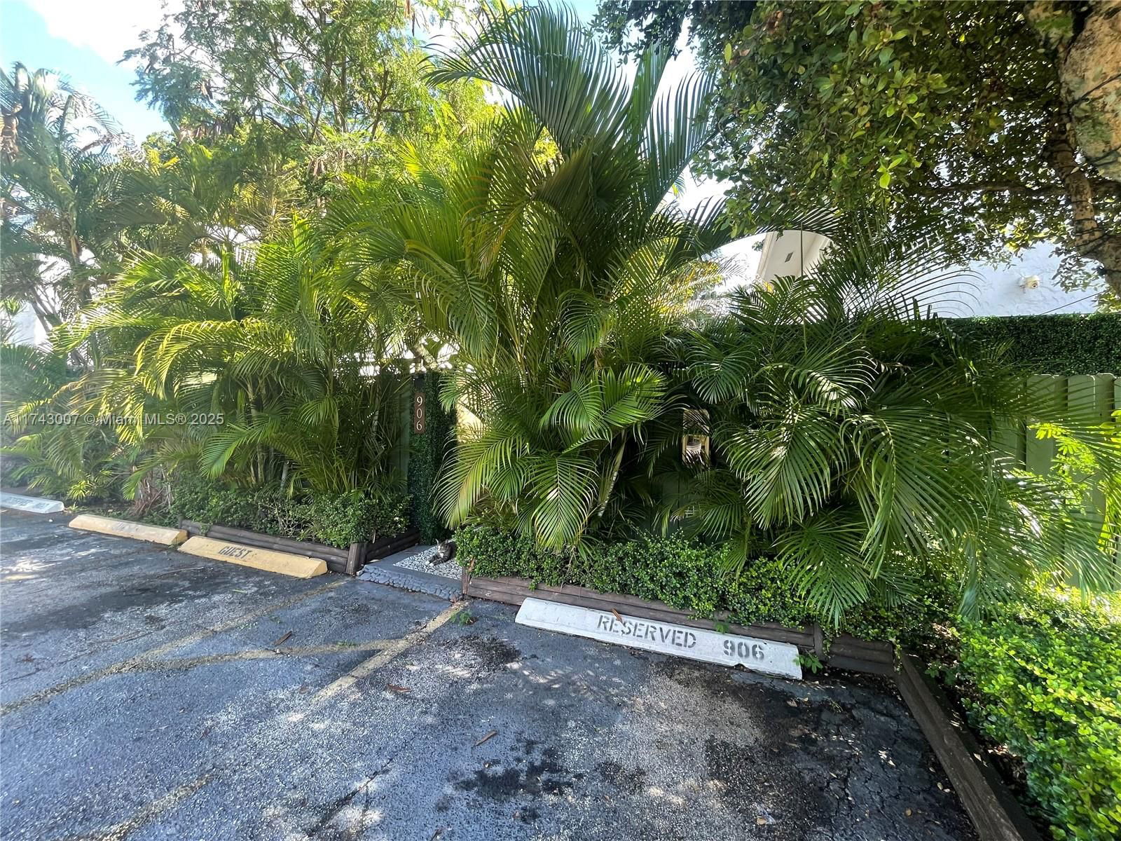 Real estate property located at 15675 84th Ter #906, Miami-dade, South Lake Villas Condo, Miami, FL