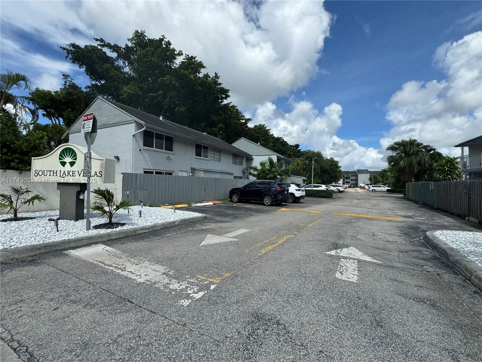 Real estate property located at 15675 84th Ter #906, Miami-dade, South Lake Villas Condo, Miami, FL