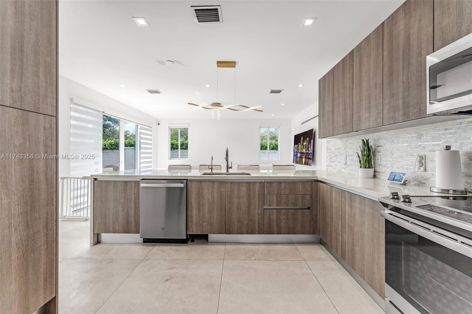 Real estate property located at 10393 67th Ter, Miami-dade, Doral Palms South, Doral, FL