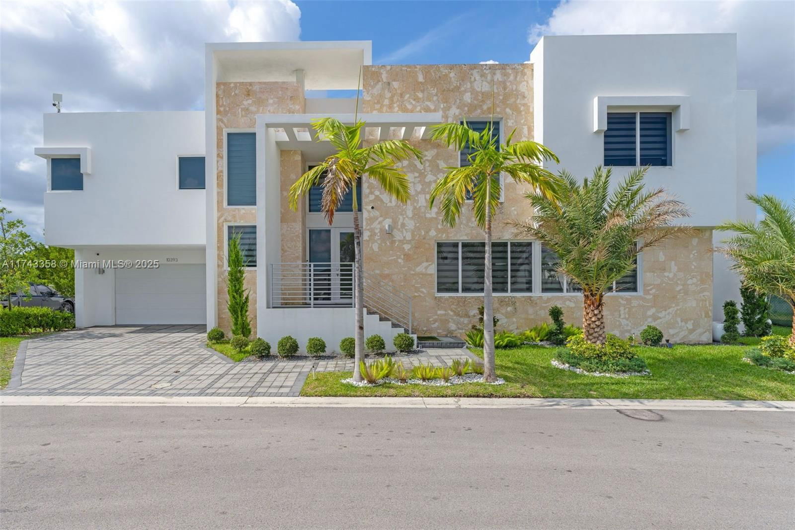 Real estate property located at 10393 67th Ter, Miami-dade, Doral Palms South, Doral, FL