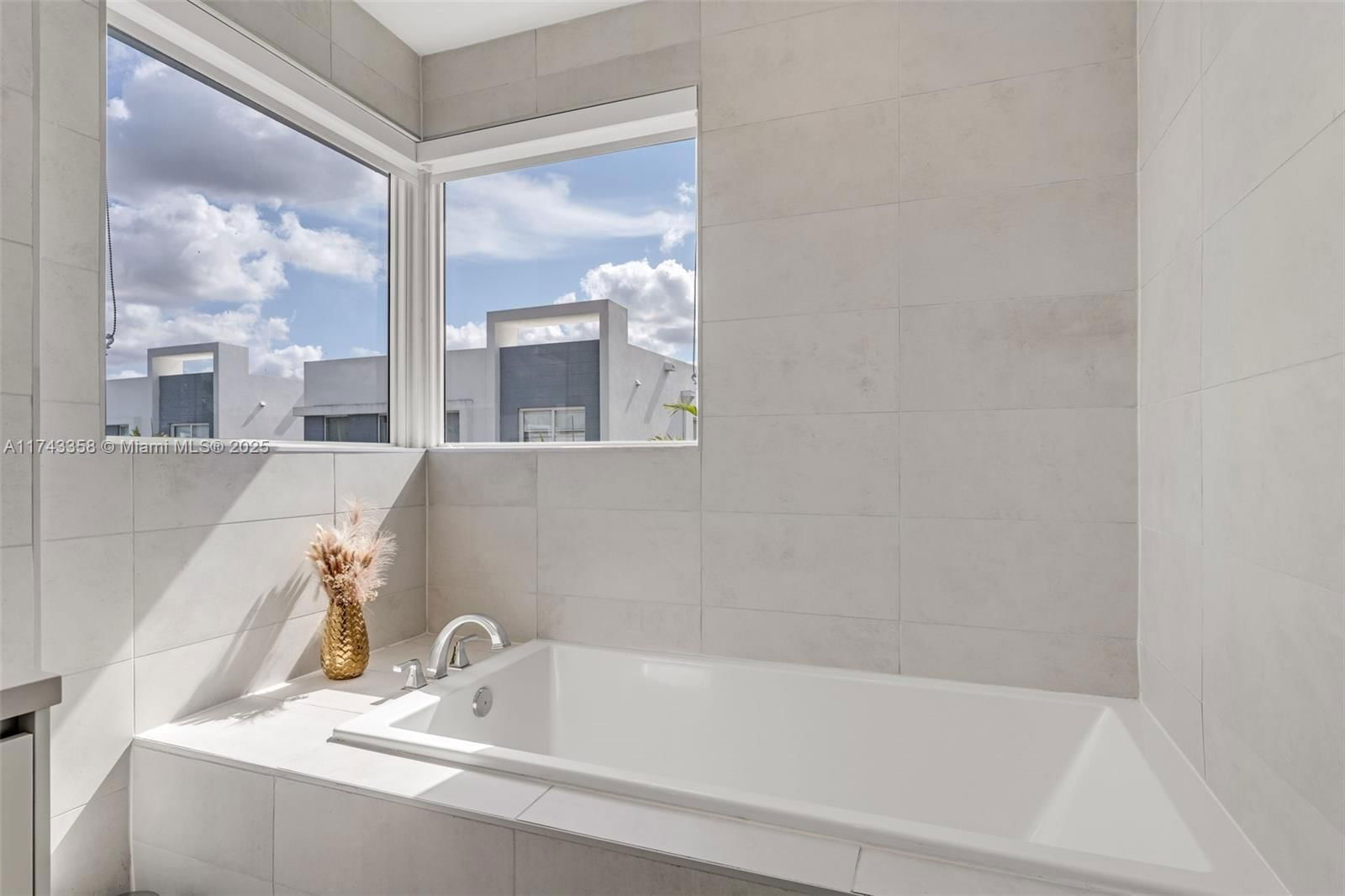 Real estate property located at 10393 67th Ter, Miami-dade, Doral Palms South, Doral, FL