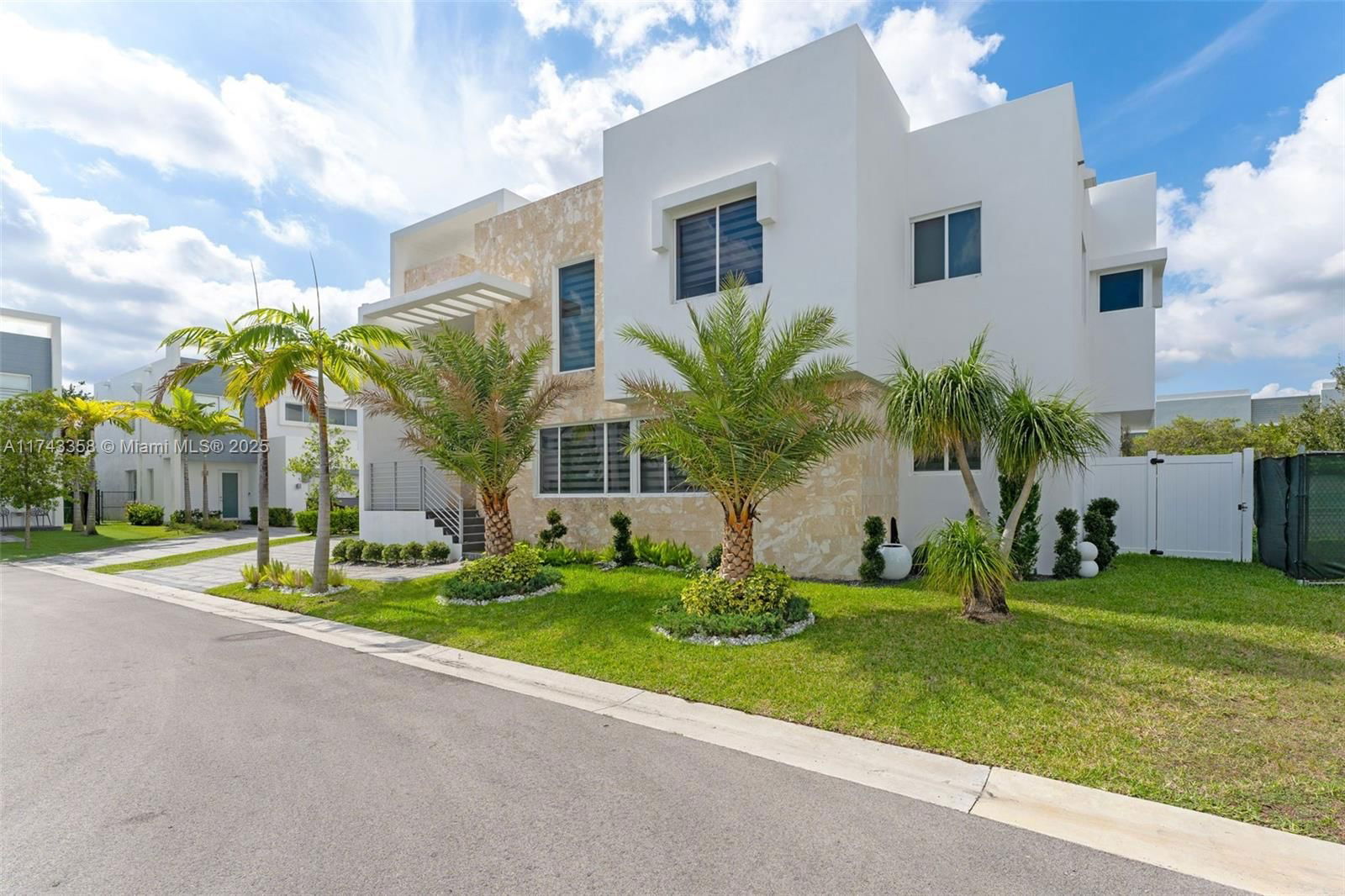 Real estate property located at 10393 67th Ter, Miami-dade, Doral Palms South, Doral, FL