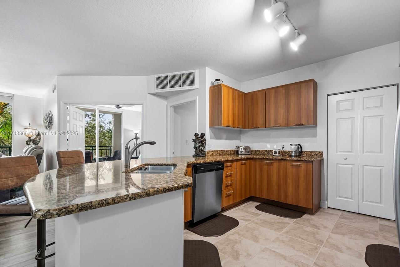 Real estate property located at 510 84th Ave #225, Broward, Veranda Condo, Plantation, FL