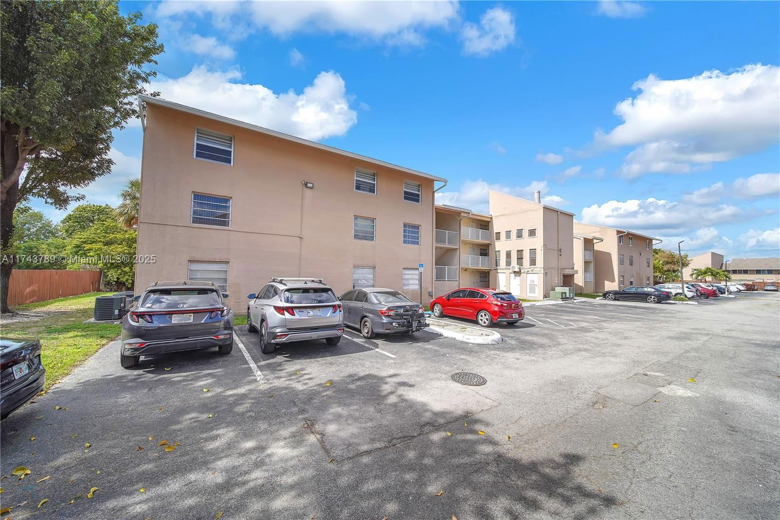 Real estate property located at 8460 154th Cir Ct #133, Miami-dade, Lake & Tennis Villas Ph 1, Miami, FL