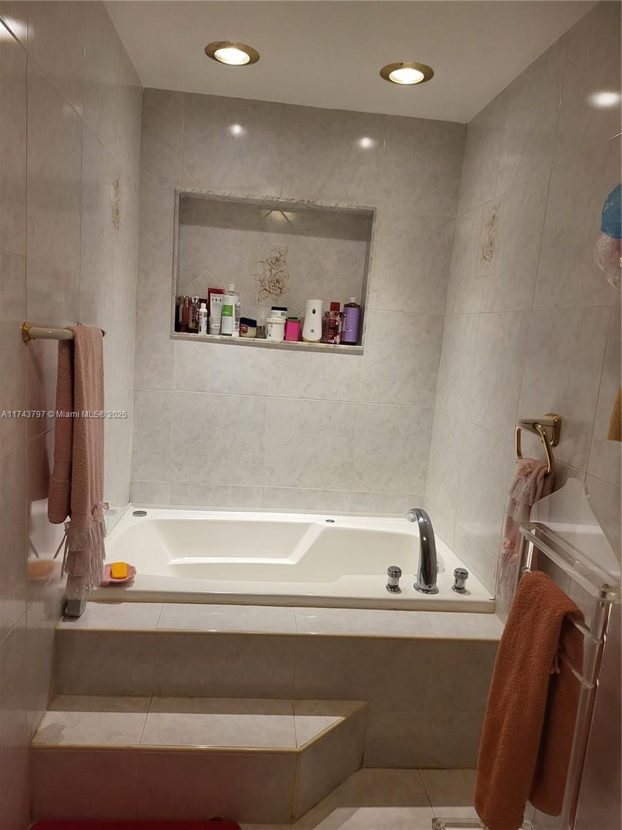 Real estate property located at 6771 199th Ter, Miami-dade, Country Lake Homes 2nd Ad, Hialeah, FL