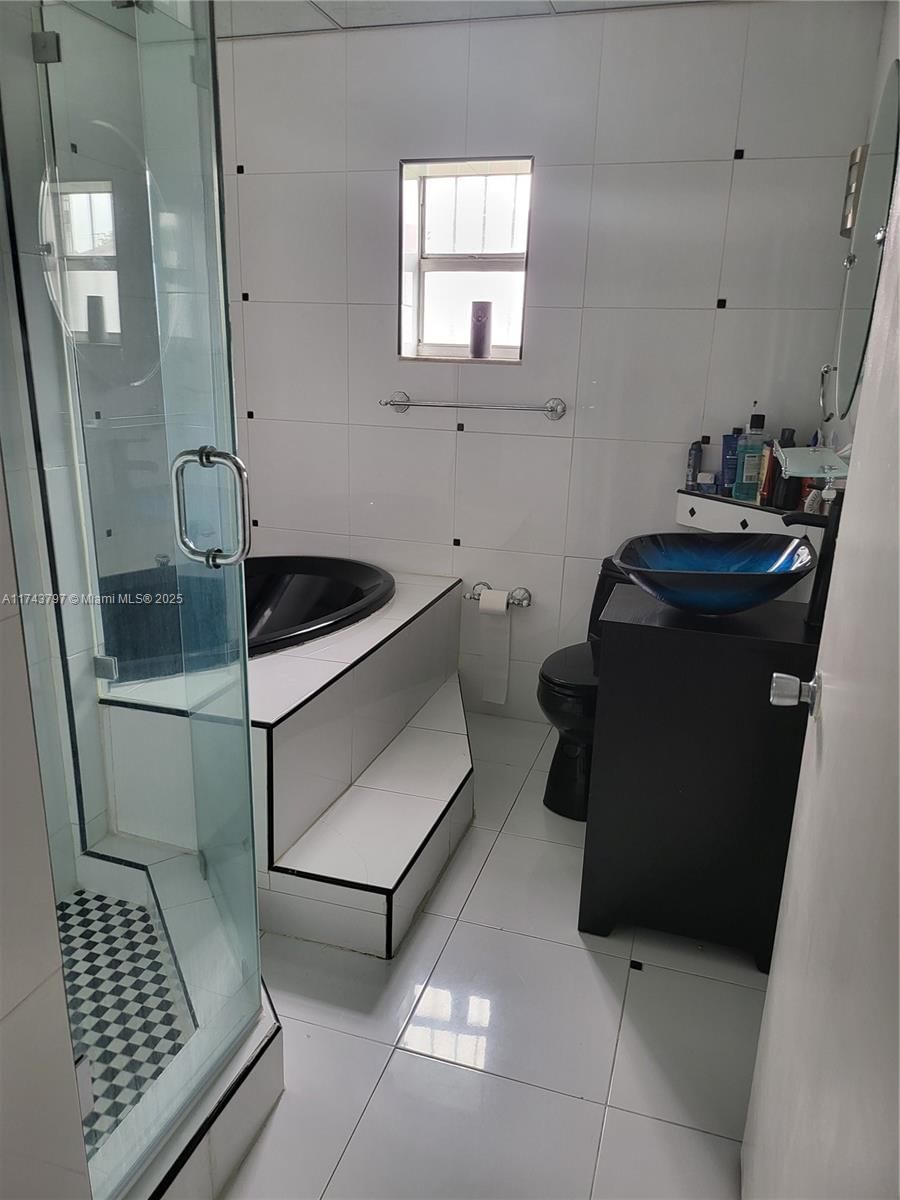 Real estate property located at 6771 199th Ter, Miami-dade, Country Lake Homes 2nd Ad, Hialeah, FL