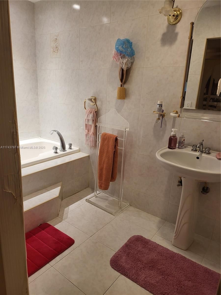 Real estate property located at 6771 199th Ter, Miami-dade, Country Lake Homes 2nd Ad, Hialeah, FL