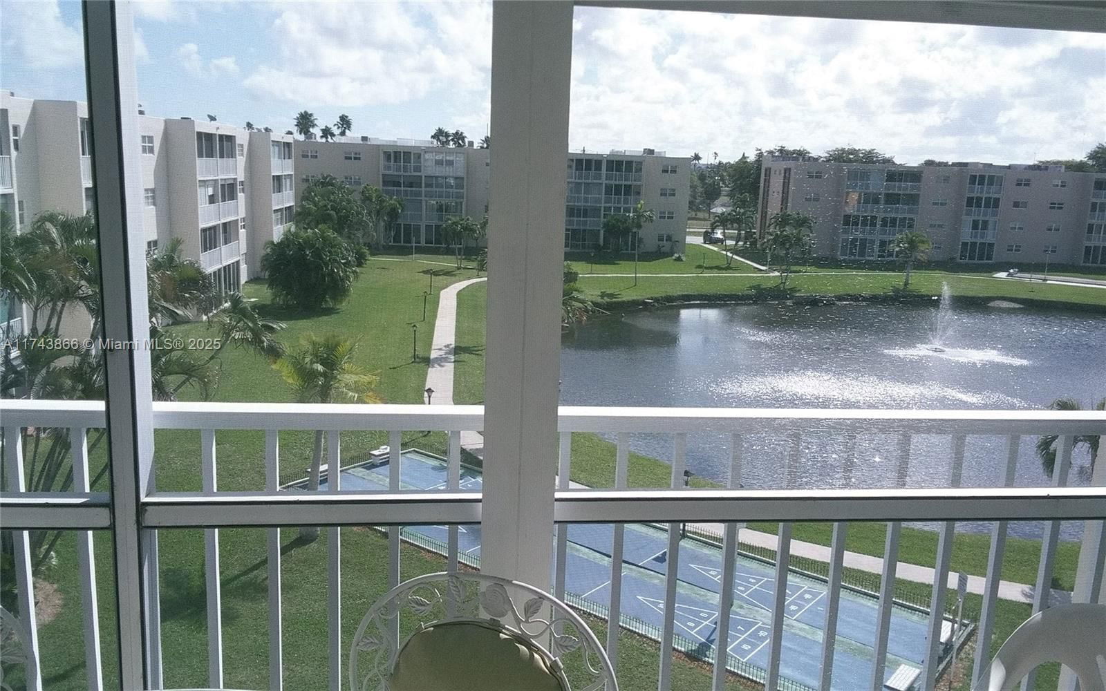 Real estate property located at 206 10th St #406, Broward, Meadowbrook Lakes Condo, Dania Beach, FL