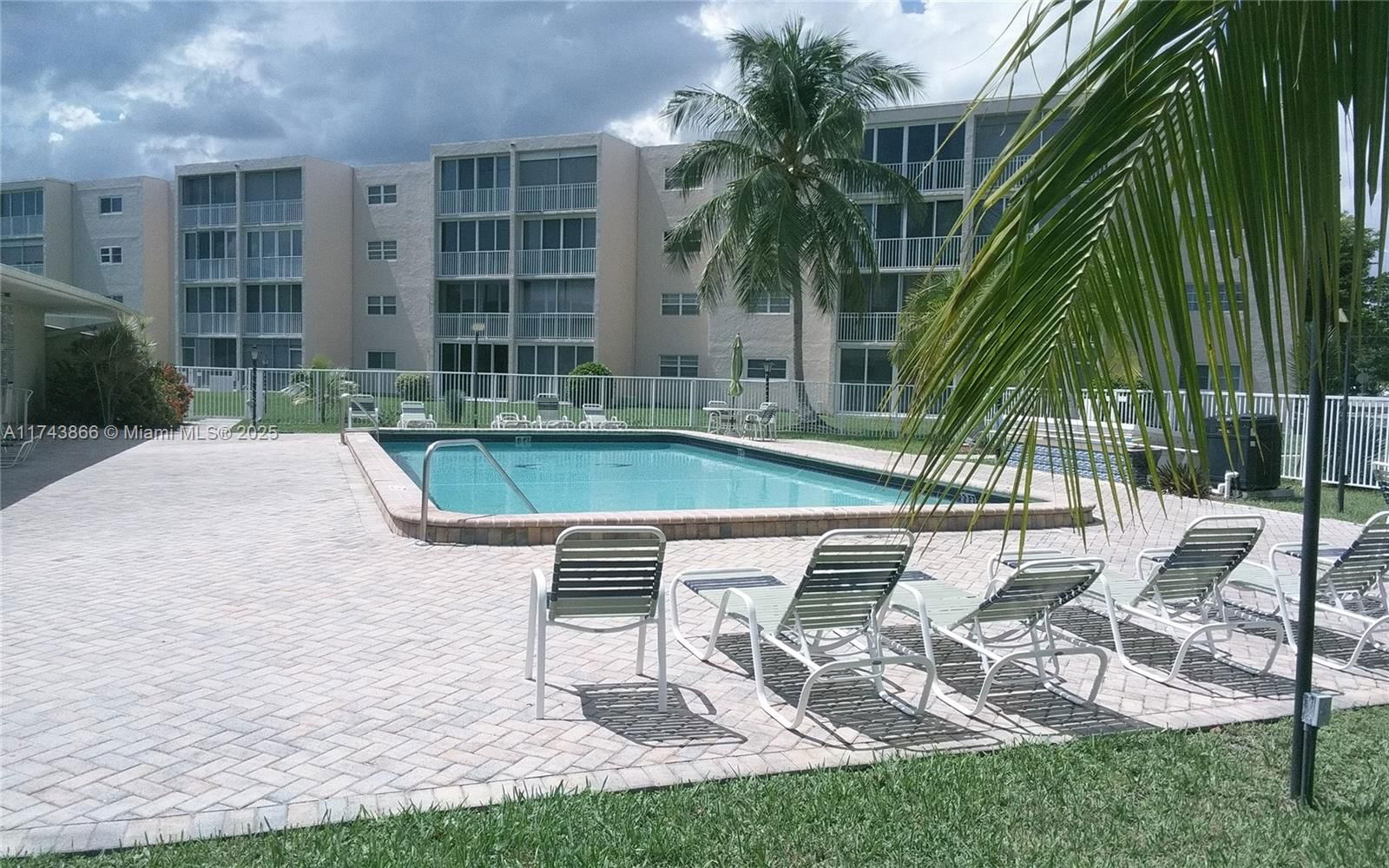 Real estate property located at 206 10th St #406, Broward, Meadowbrook Lakes Condo, Dania Beach, FL