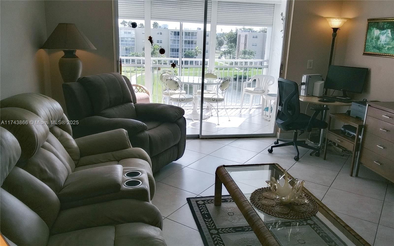 Real estate property located at 206 10th St #406, Broward, Meadowbrook Lakes Condo, Dania Beach, FL