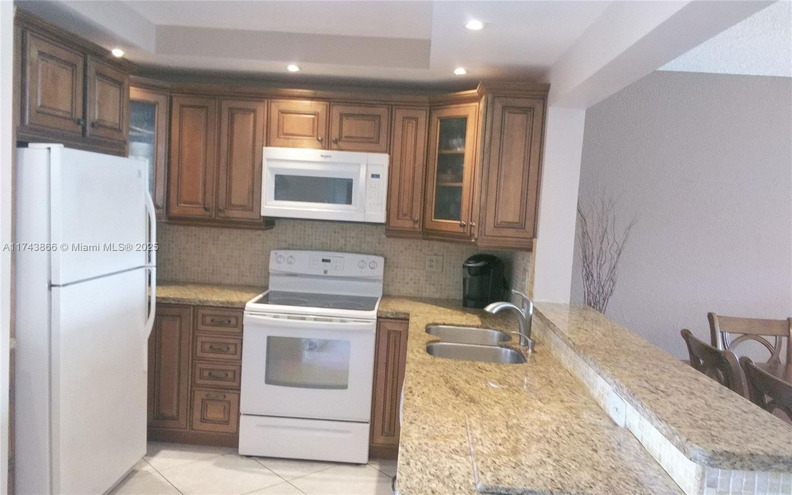 Real estate property located at 206 10th St #406, Broward, Meadowbrook Lakes Condo, Dania Beach, FL