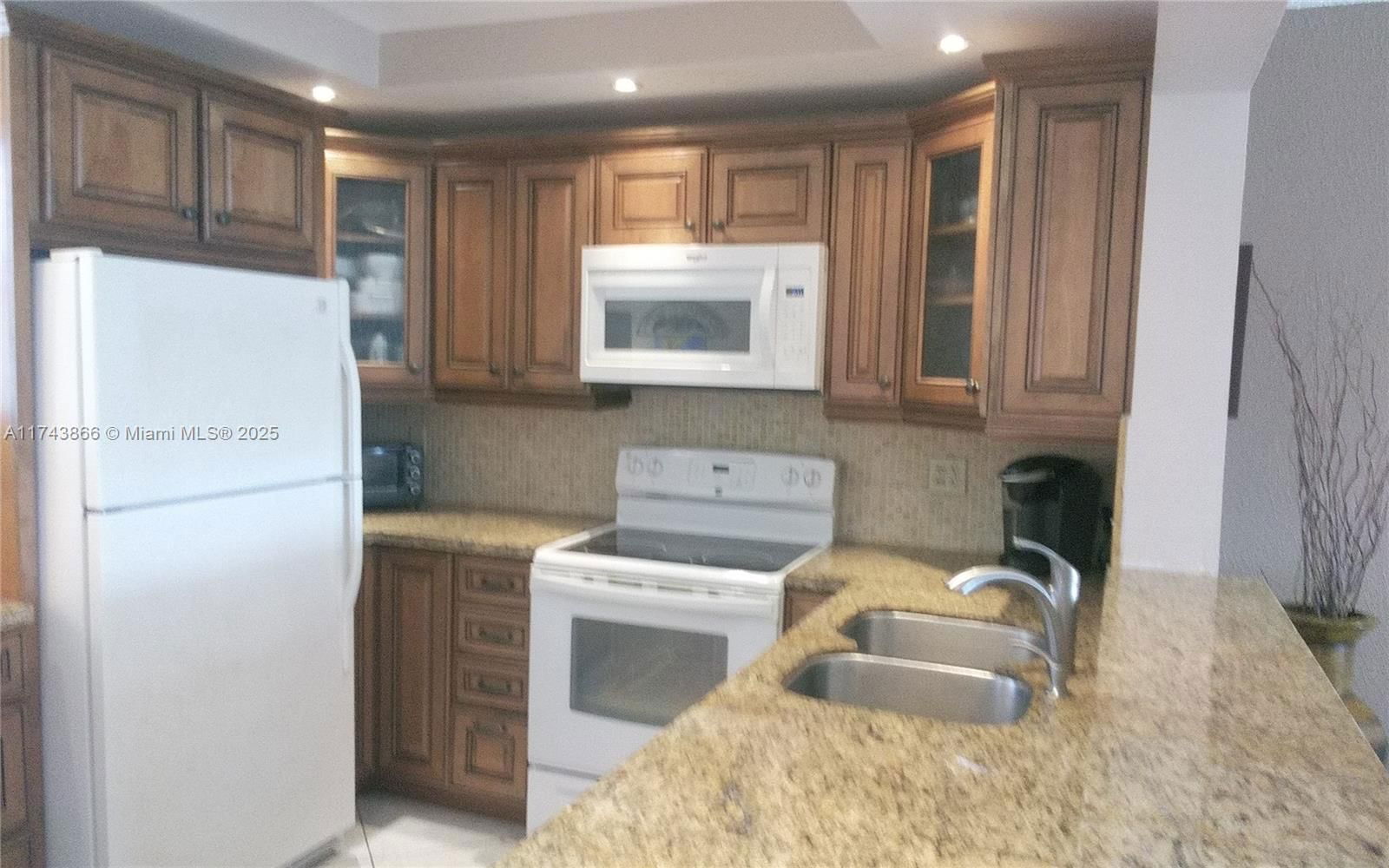 Real estate property located at 206 10th St #406, Broward, Meadowbrook Lakes Condo, Dania Beach, FL