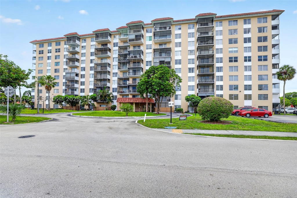 Real estate property located at 4174 Inverrary Drive #706, Broward, The Manors Of Inverarry, Lauderhill, FL