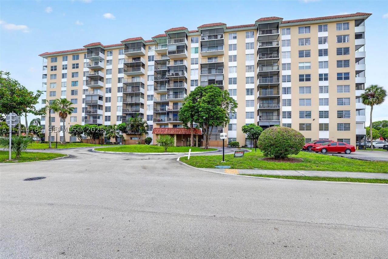 Real estate property located at 4174 Inverrary Drive #706, Broward, The Manors Of Inverarry, Lauderhill, FL