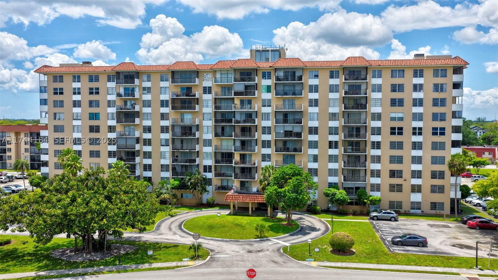 Real estate property located at 4174 Inverrary Drive #706, Broward, The Manors Of Inverarry, Lauderhill, FL