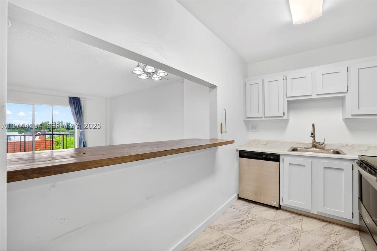Real estate property located at 4174 Inverrary Drive #706, Broward, The Manors Of Inverarry, Lauderhill, FL