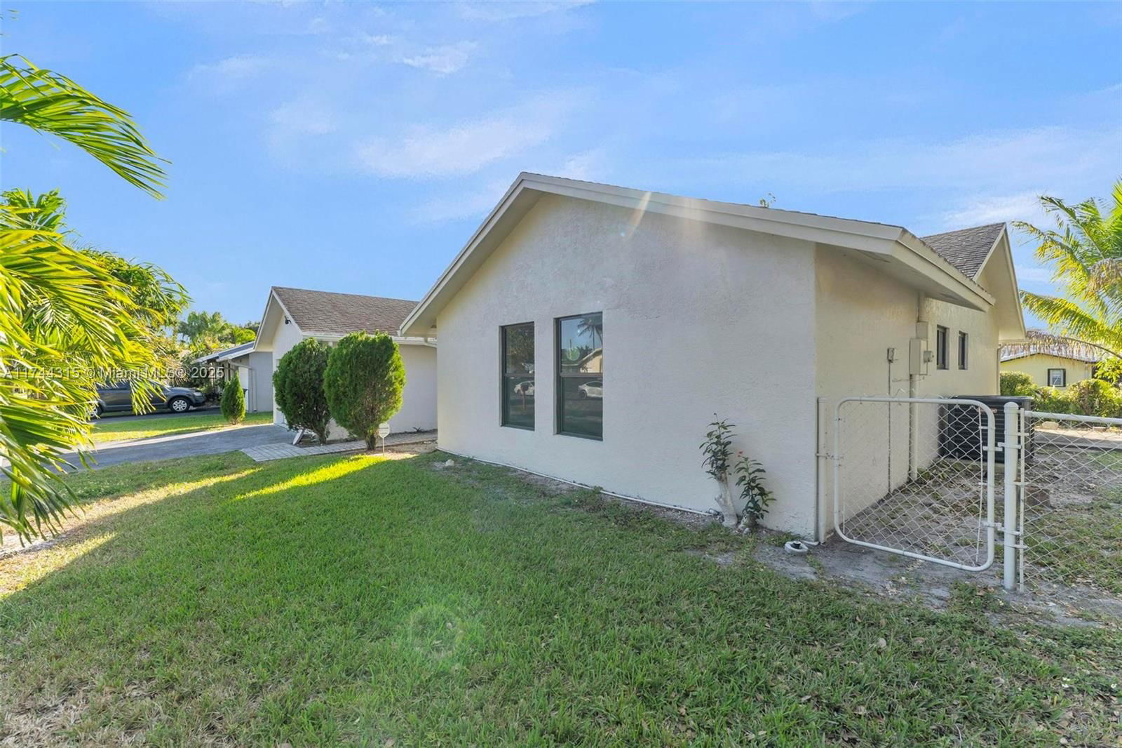 Real estate property located at 4299 18th Ter, Broward, Royal Palm Lake Estates, Oakland Park, FL