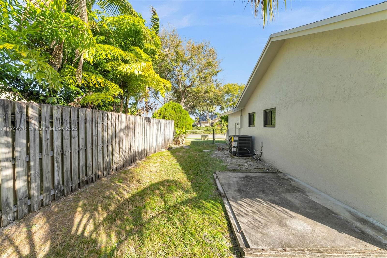 Real estate property located at 4299 18th Ter, Broward, Royal Palm Lake Estates, Oakland Park, FL