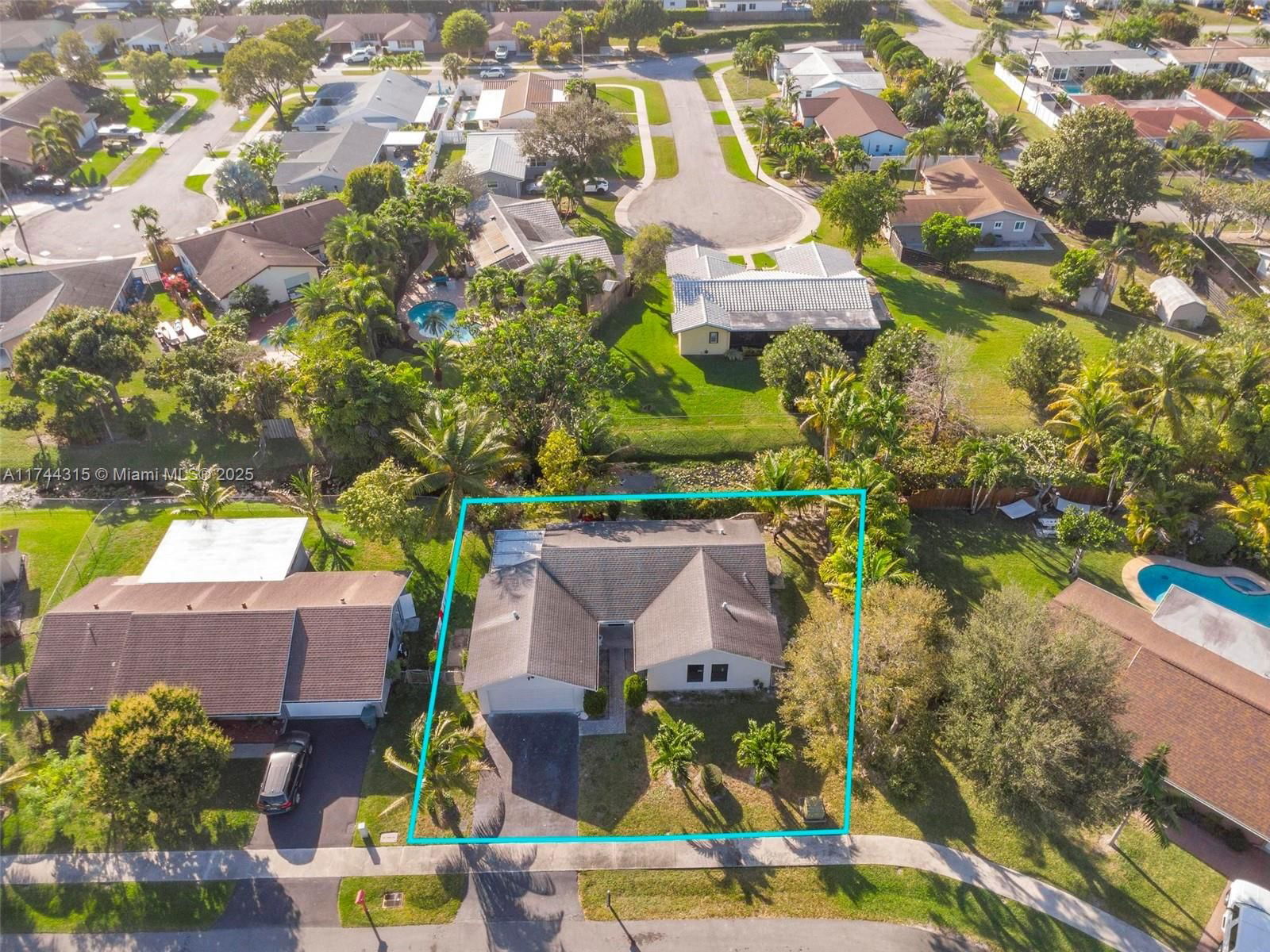 Real estate property located at 4299 18th Ter, Broward, Royal Palm Lake Estates, Oakland Park, FL