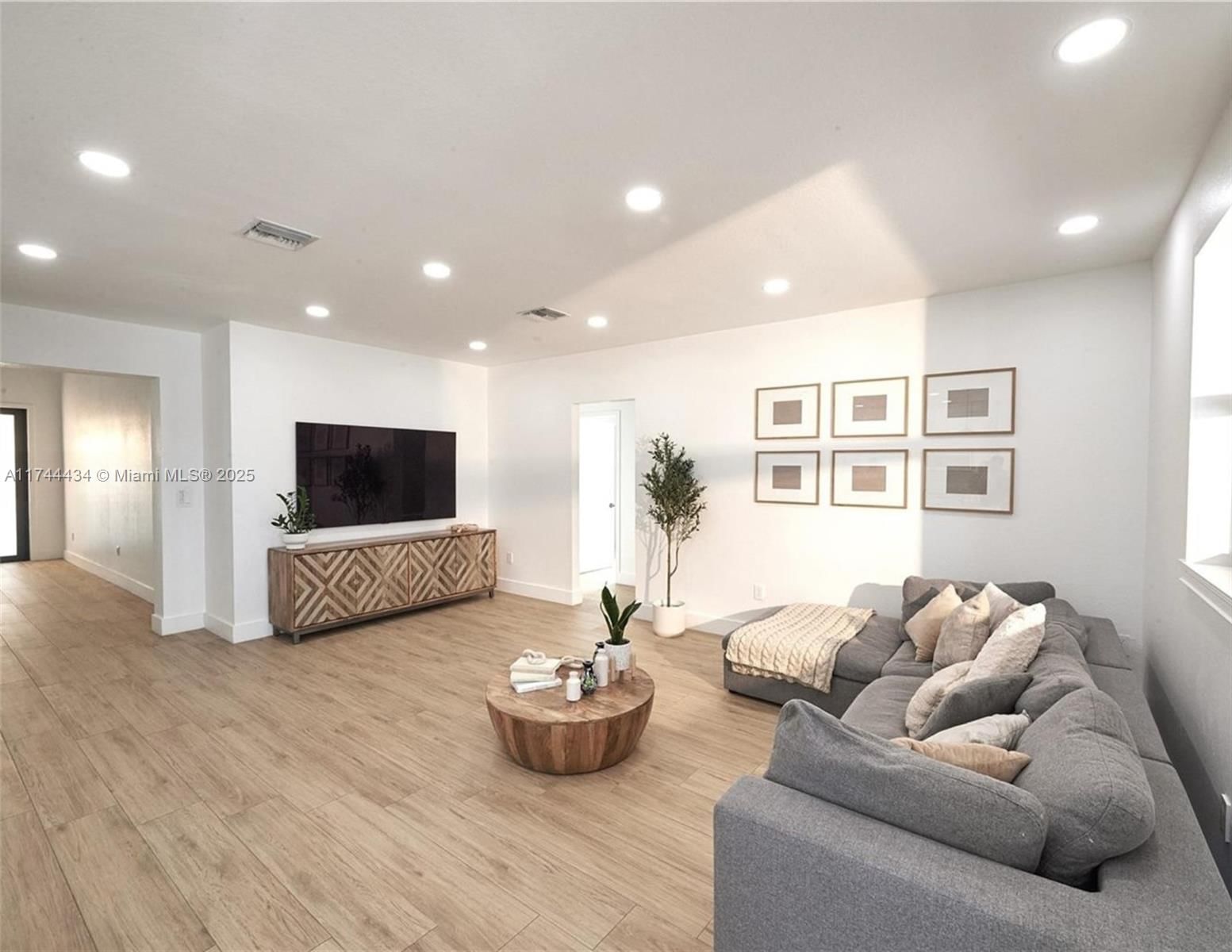 Real estate property located at 15565 176th Ter, Miami-dade, Venetian Parc West, Miami, FL
