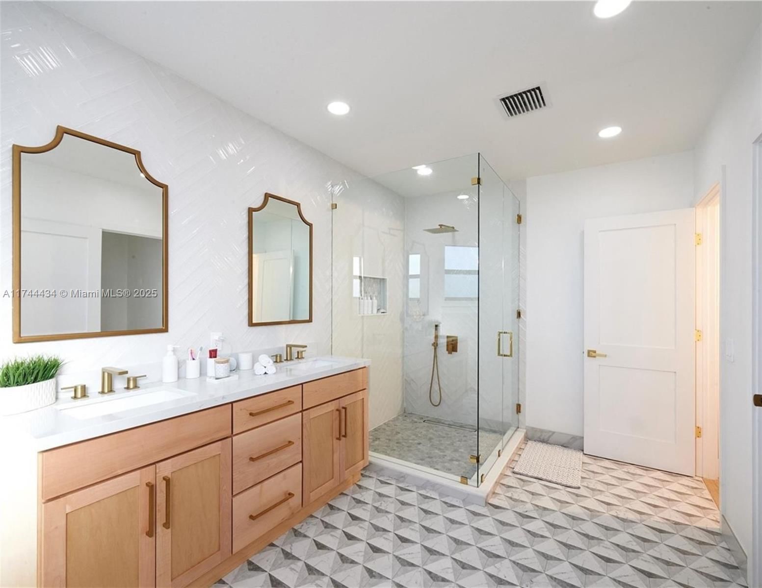 Real estate property located at 15565 176th Ter, Miami-dade, Venetian Parc West, Miami, FL