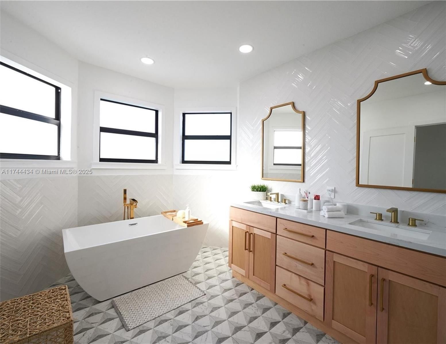 Real estate property located at 15565 176th Ter, Miami-dade, Venetian Parc West, Miami, FL